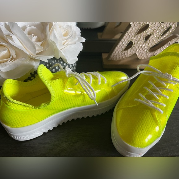 Clée Shoes - RAREBright Neon Women's Sneakers